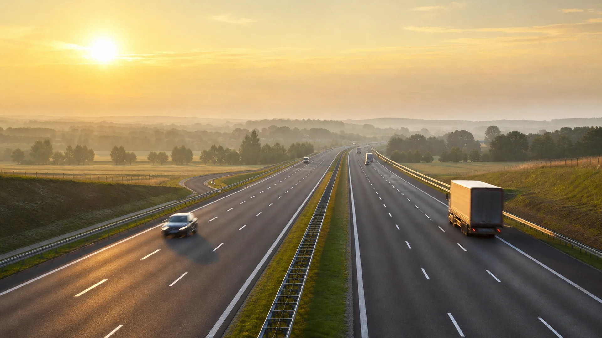 Autostrada w pogodnym świetle, spokojne tło wizualne sekcji powitalnej, format 1920×1080 px